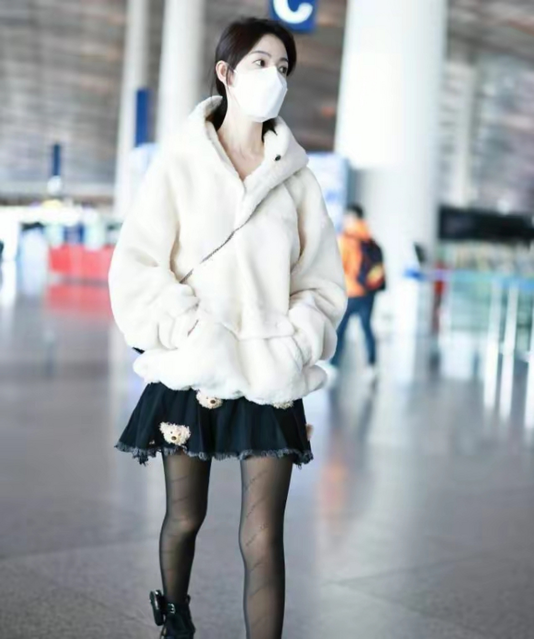 陈瑶穿黑色丝袜,勾勒出一双纤细又迷人的美腿,格外地有女人味