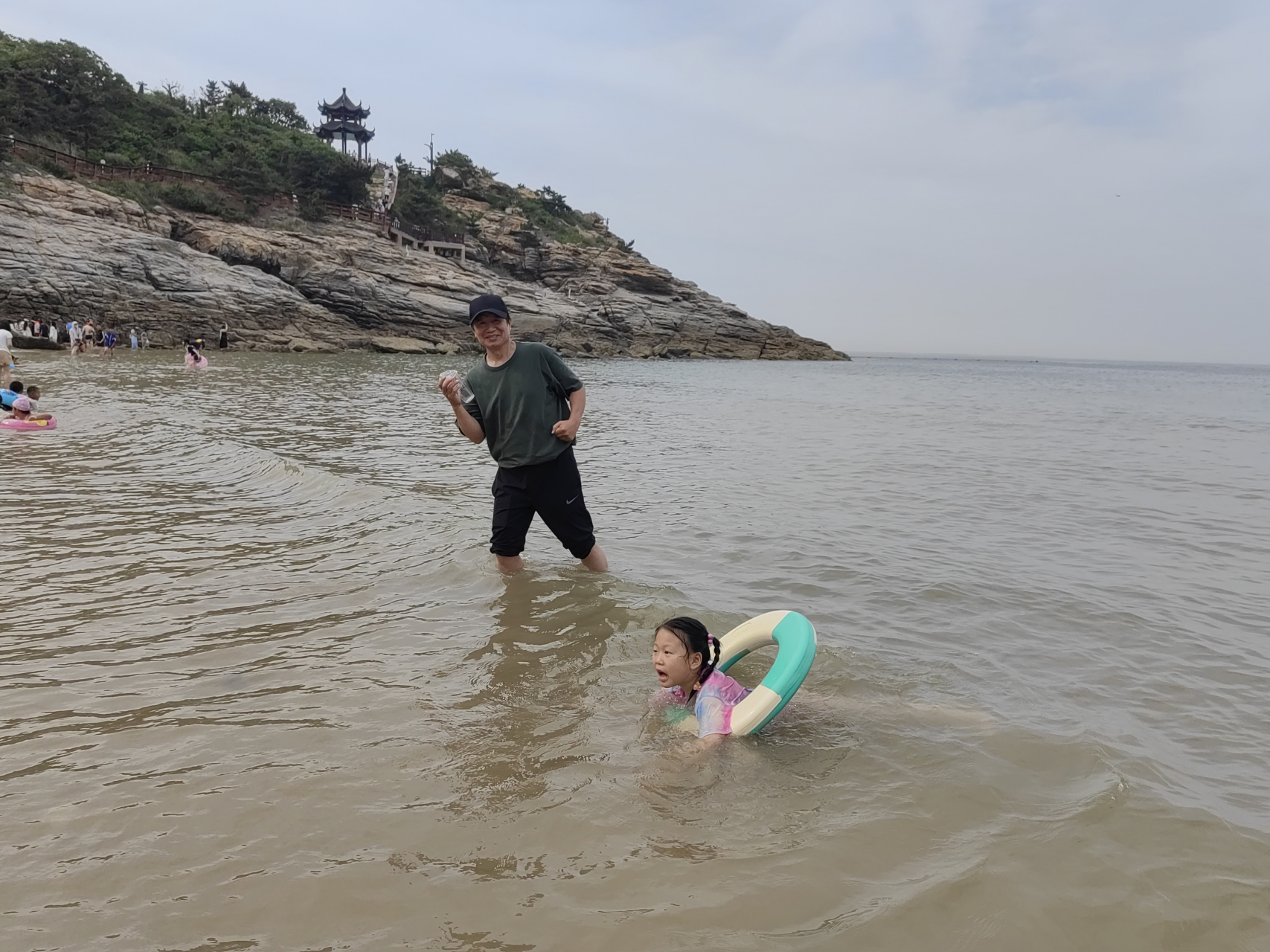 连云港连岛沙软浪柔走滩舒服 67姥爷乐遛娃含饴弄孙戏水畅快/徐景洲