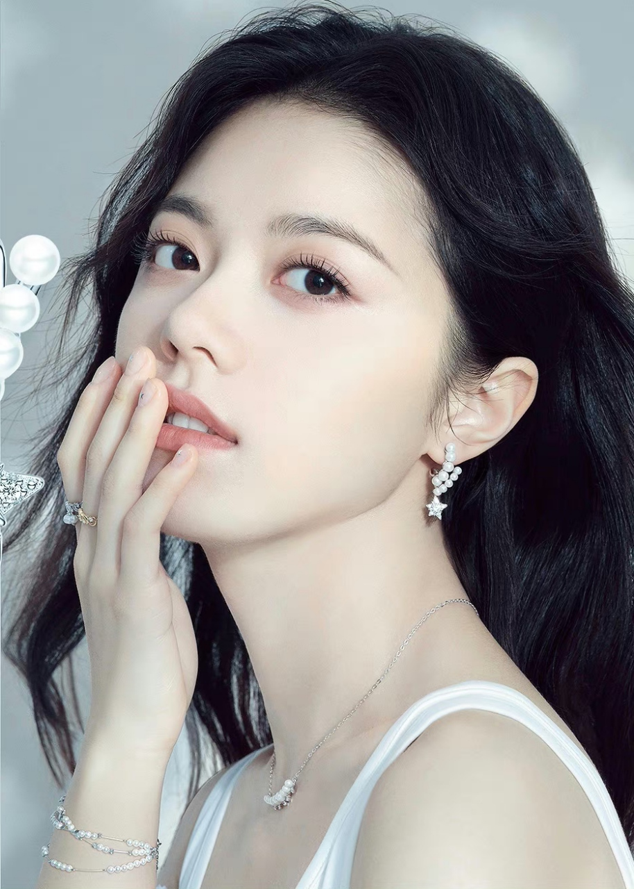 麦# 甜美可爱的今麦郎,雪肤玉貌,白皙细嫩的肩颈线,妩媚柔情,温婉可人