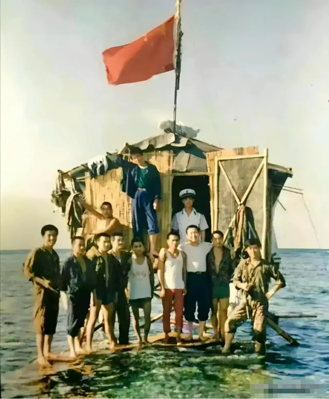 1988年祖国南沙群岛东门礁,守礁官兵留下了这张让人难忘的照片!