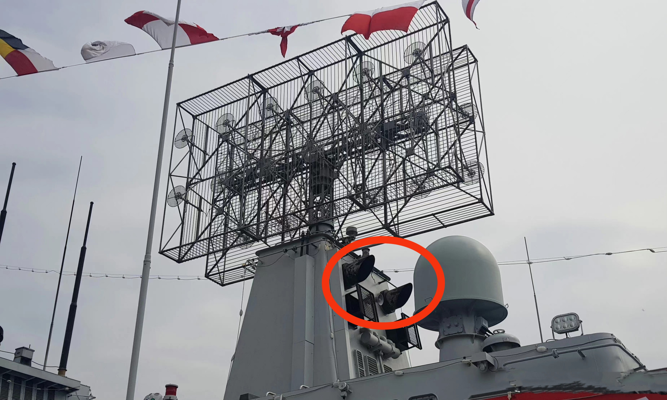 发现了个新鲜事,052d苍蝇拍下面的底座上有两个油烟机排气管子,不知道