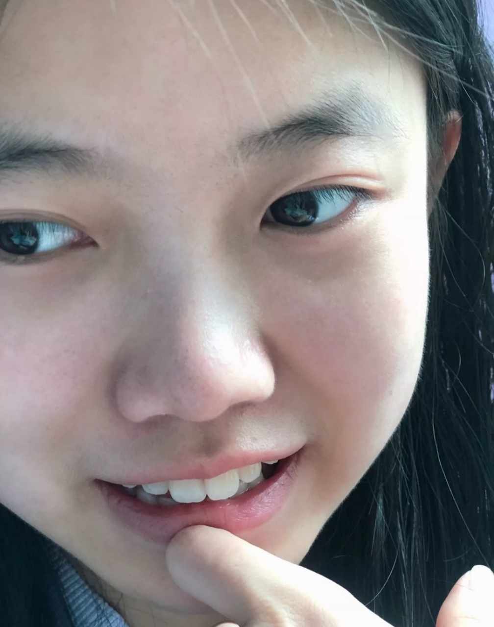 脸若银盘,眼似水杏,唇不点而红,眉不画而翠.