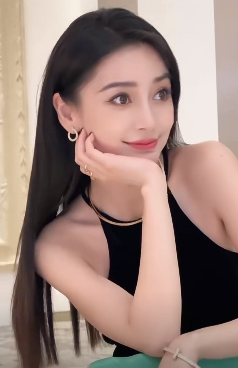 杨颖angelababy的生图又美出圈了,她不需要多么华丽的礼服和配饰,简单