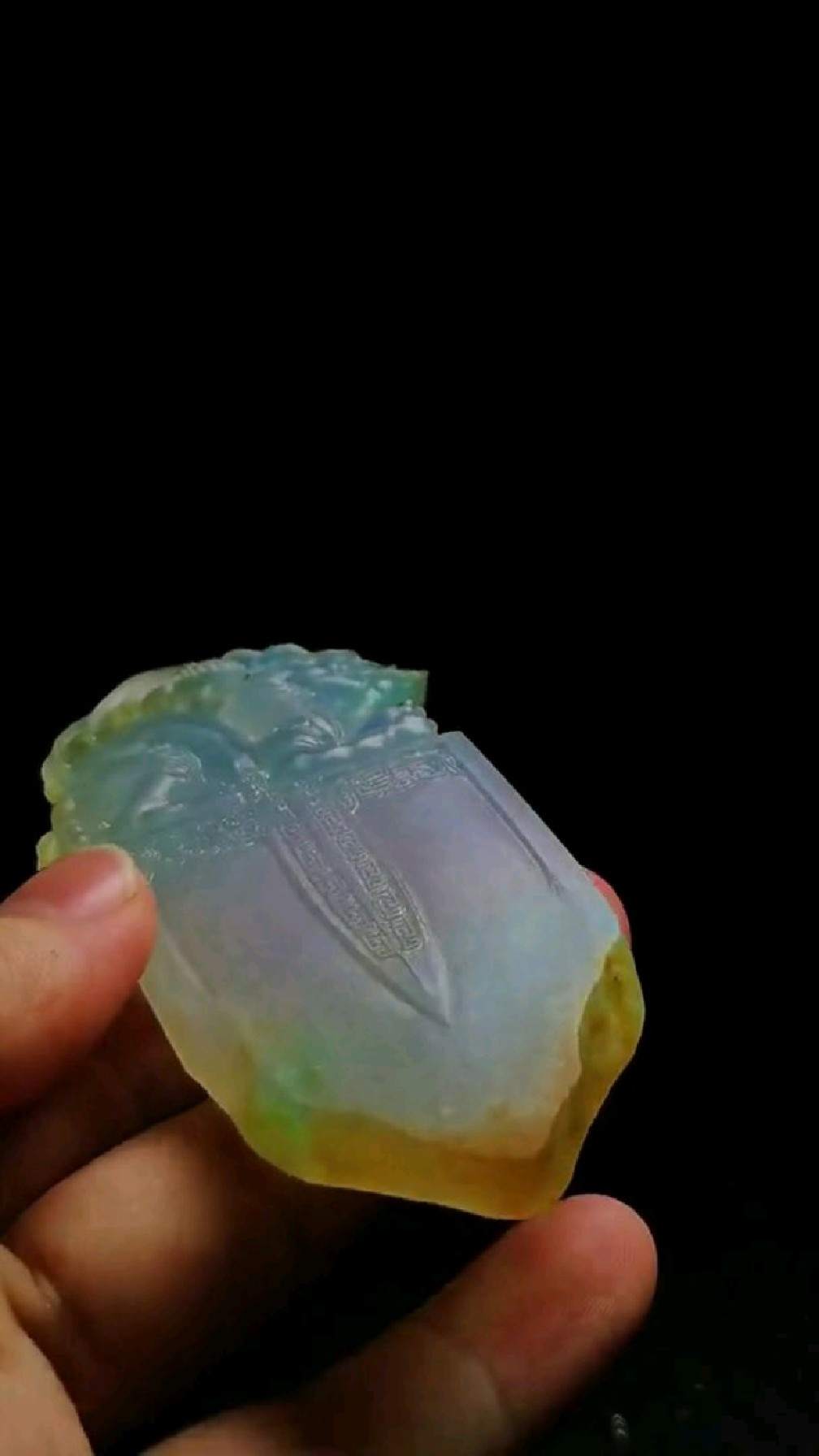 好优美的翡翠半成品,还没经过抛光都能感觉出他的效果!