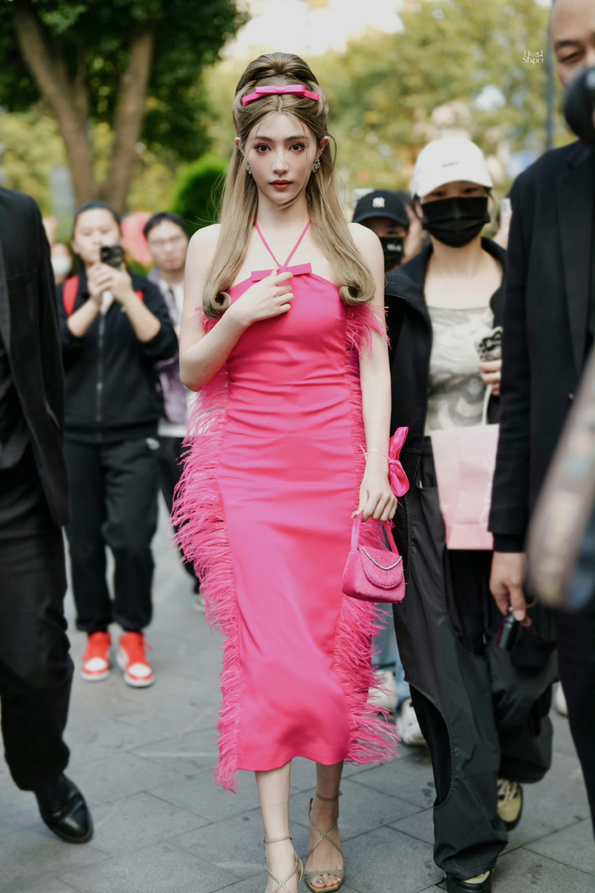 许佳琪 最新造型 [爱你][爱你]高跟凉鞋美jio丫 676767#许佳琪