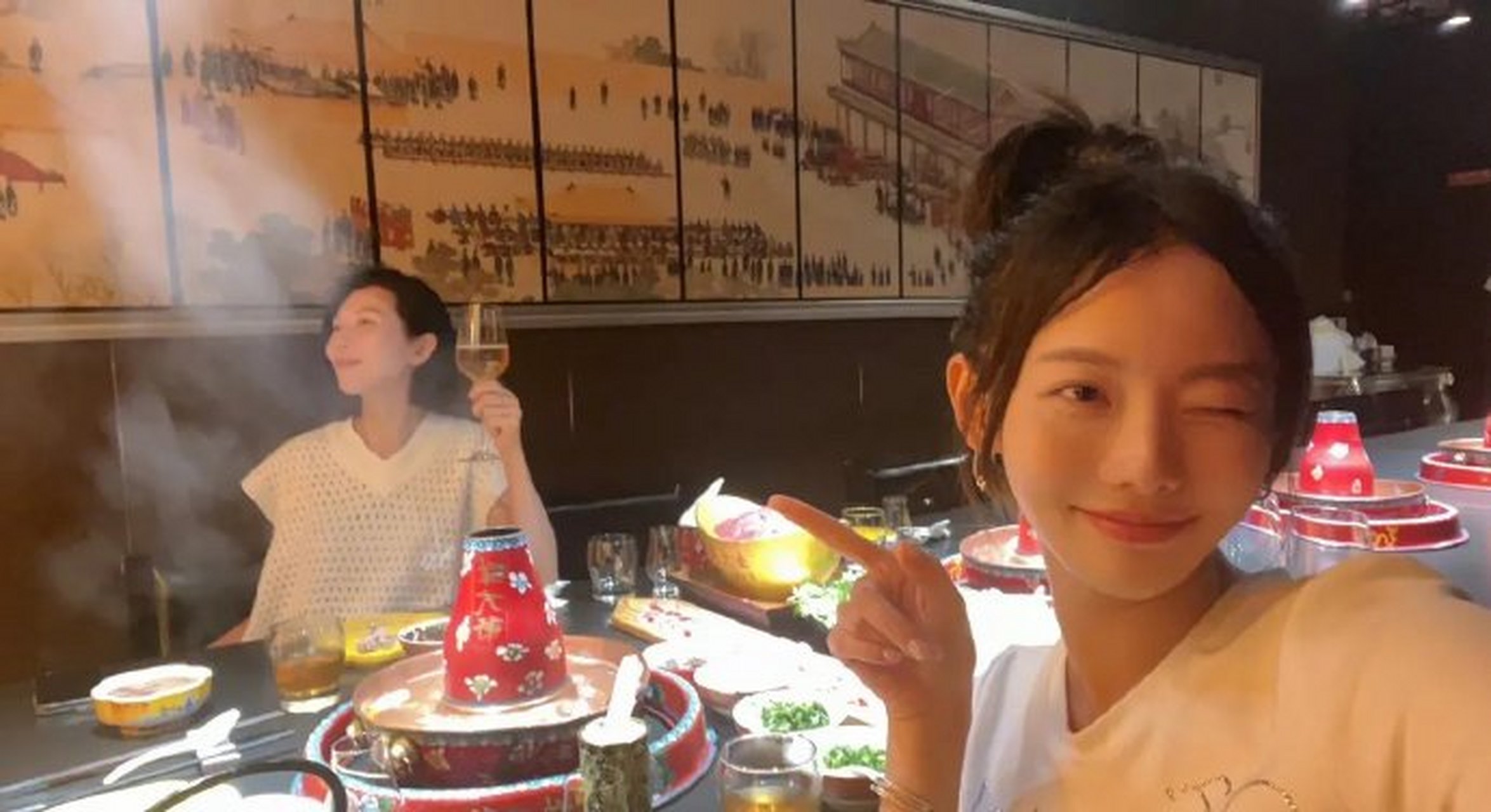 张嘉倪蔡少芬一起吃火锅,两个人都属于五官立体的骨相美女,素颜皮肤都