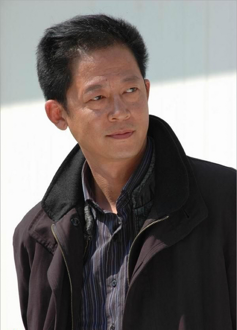 王志文在电视剧《天道》中说:要想做点事,别把自己太当人,别把别人不