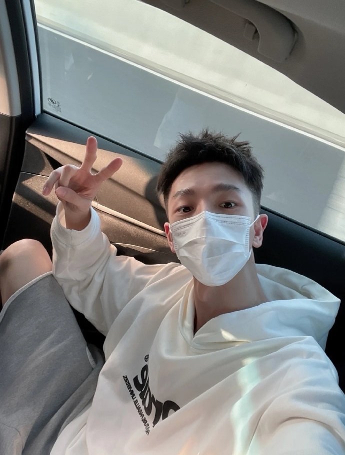 来自上海的正装桃花眼小帅哥,身高181cm,小喉结真可爱