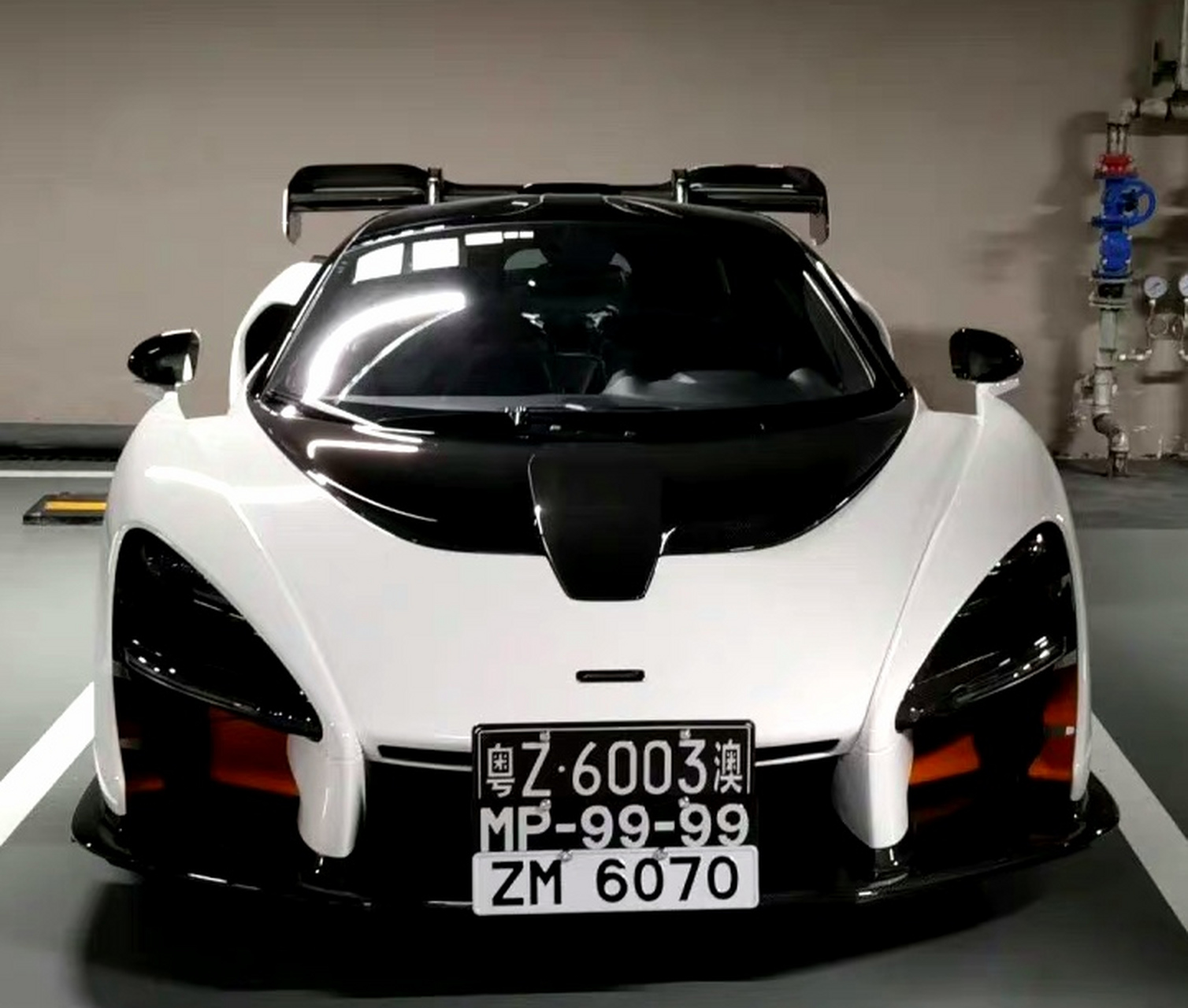 迈凯伦塞纳,价值2100多万,挂三个车牌,本尊是个很厉害的人物吧[赞同]