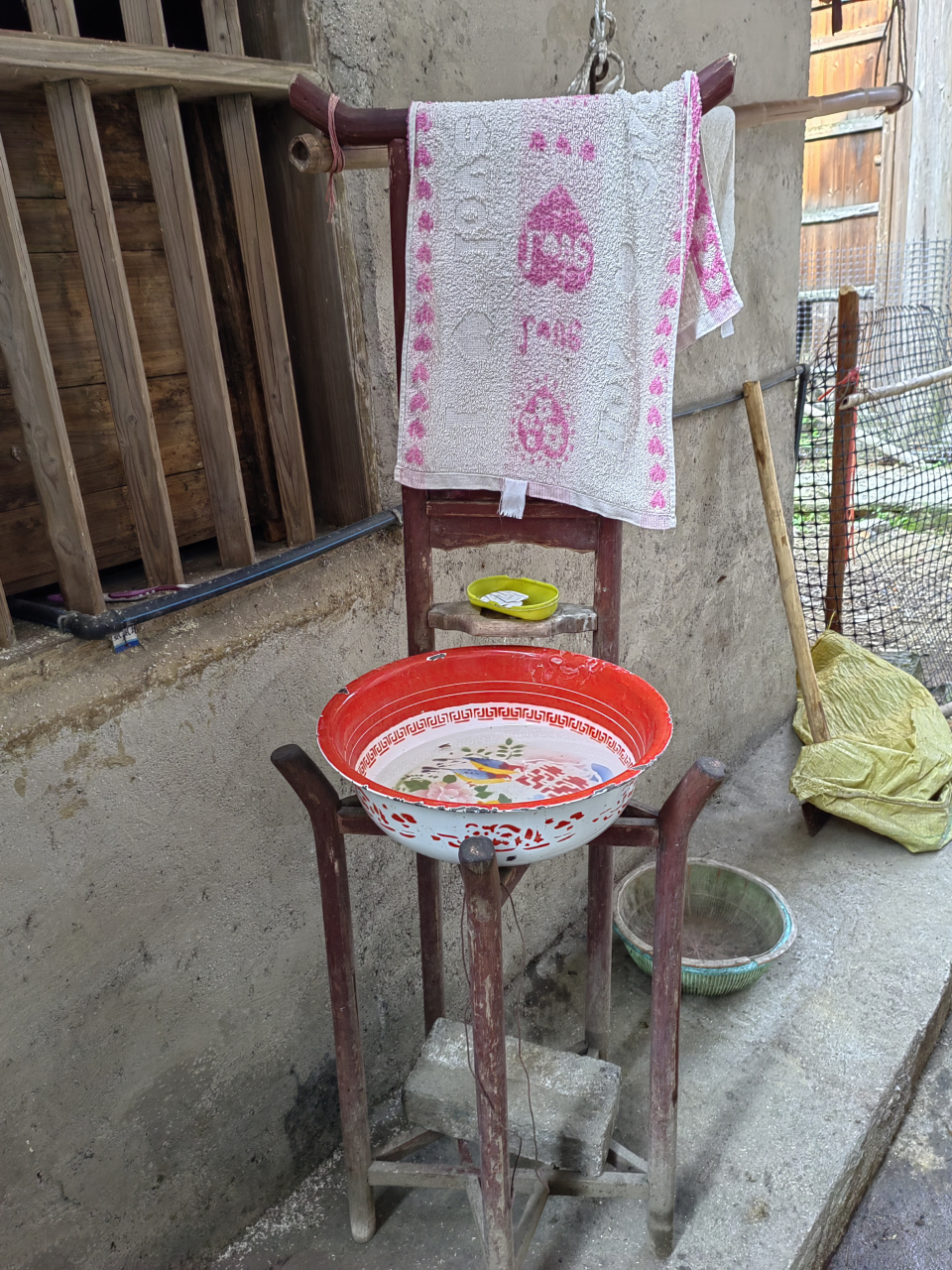 此套件还有几家能找着,搪瓷脸盆配上这老式洗脸架,有些年代感吧,很多