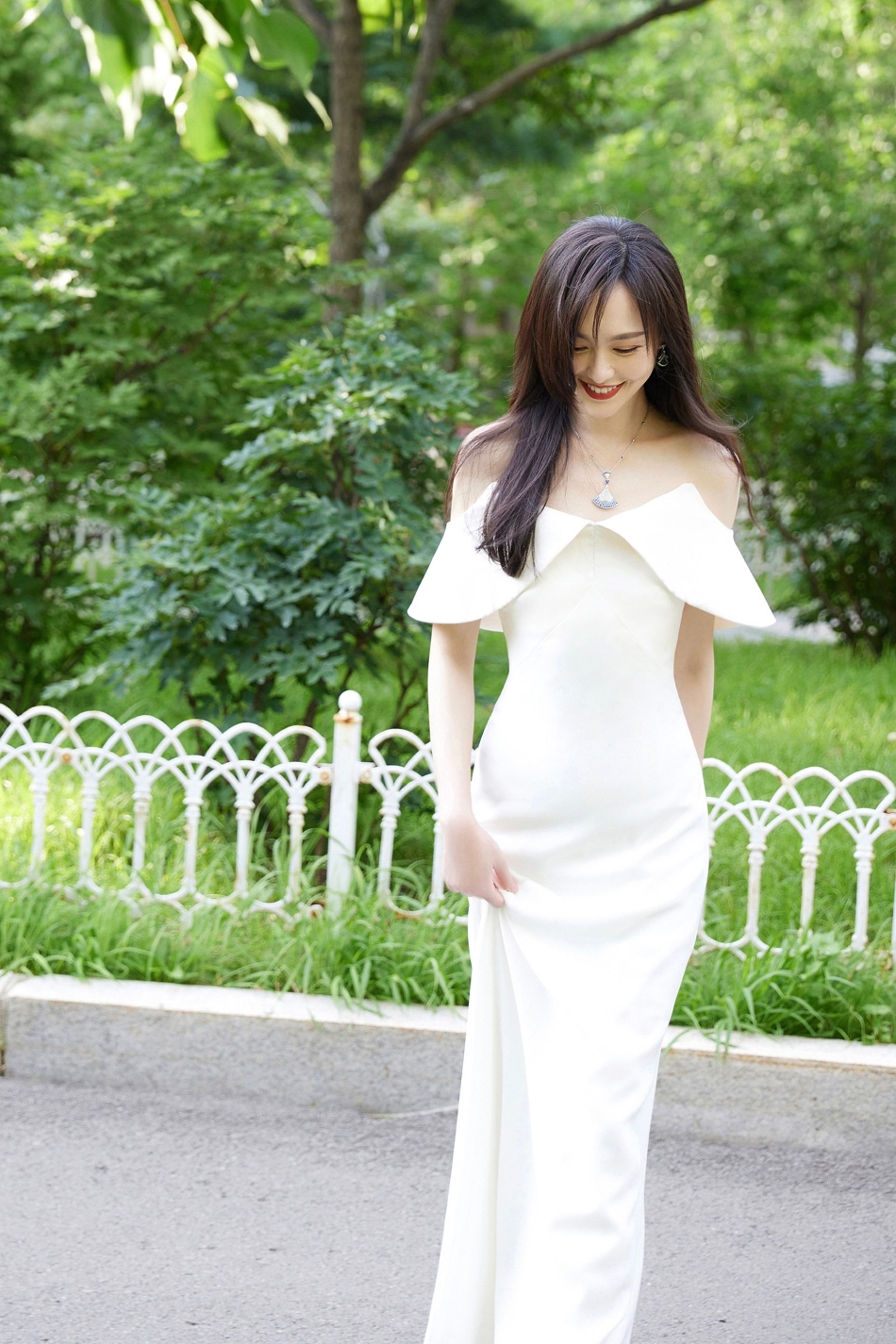 组图：唐嫣白色露肩长裙大片曝光夏日绿茵中长发翩然温柔缱绻