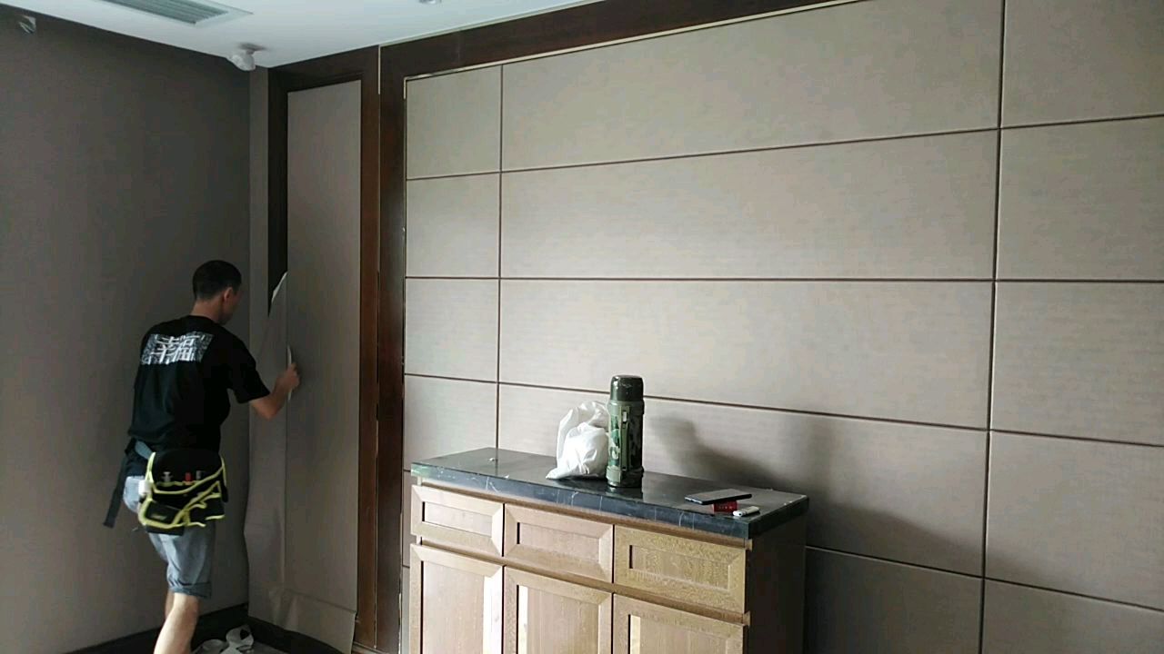 全屋装修特色墙面全用宽木线条做框 电视墙和背景墙采用同色软包