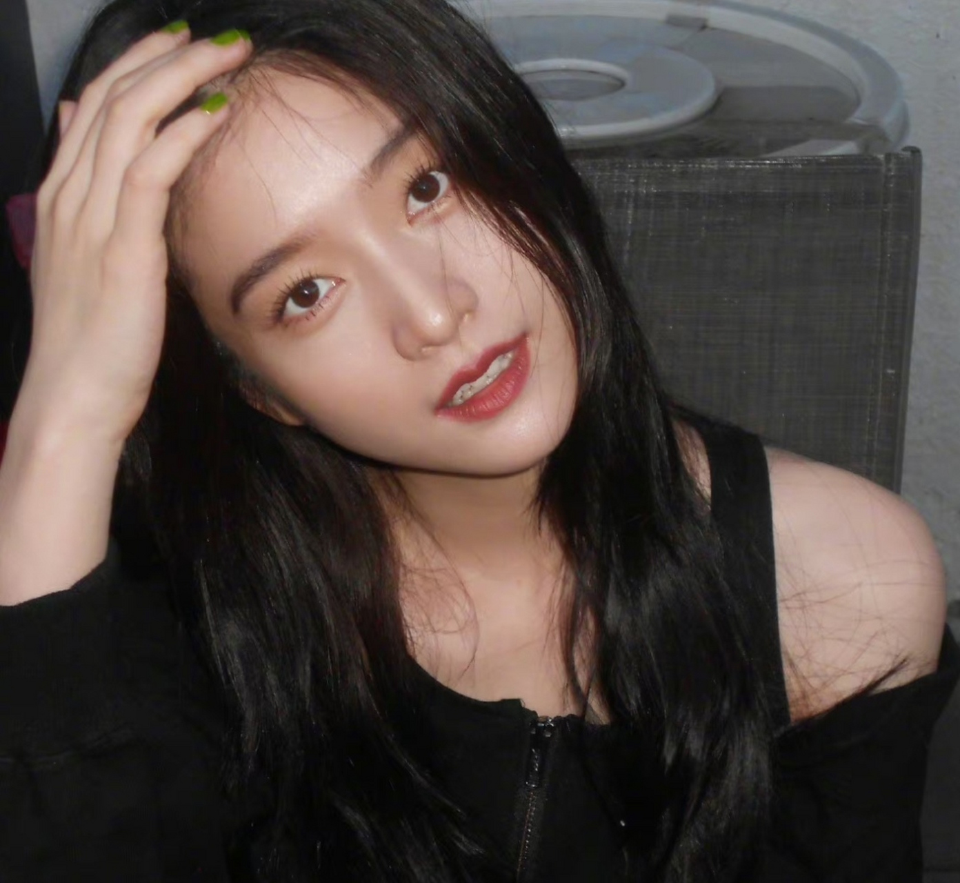 张雪迎不在乎恋情被拍,晒出生活自拍小女生气质十足,有人宠着确实会