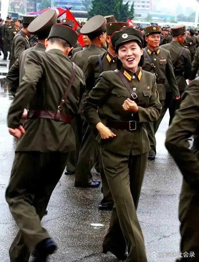 2012年,一男一女两名朝鲜军人在阅兵后高兴的跳起舞来的情景