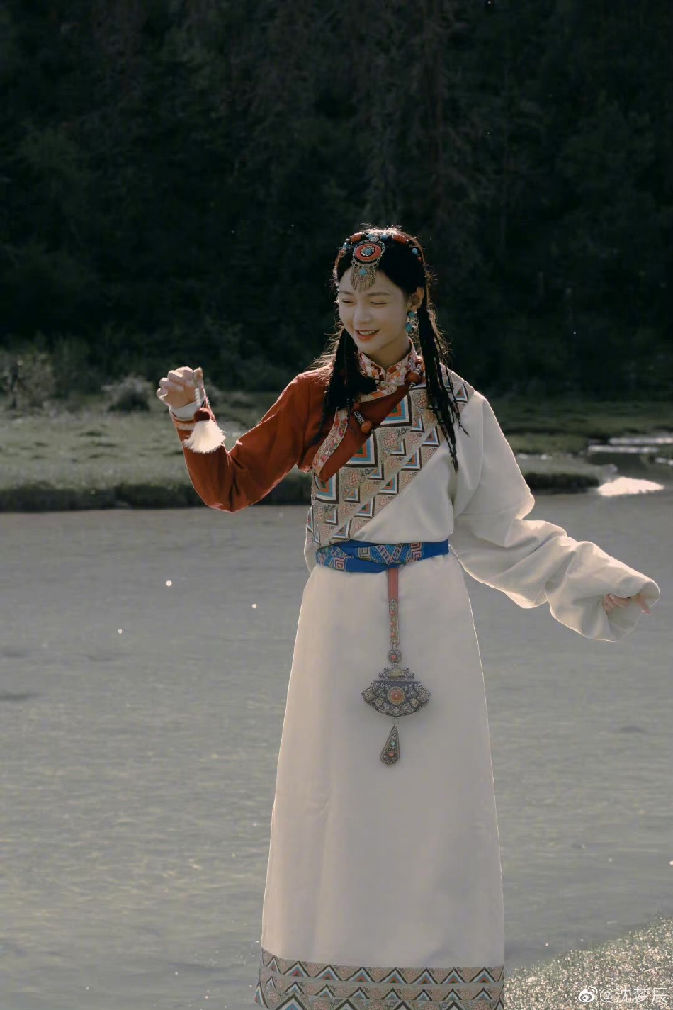 组图：沈梦辰晒穿藏服美照似少女与丁真同框合影尽显异域风情