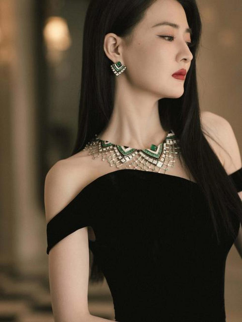 徐璐是一位备受争议的娱乐圈美女,她的美丽和才华都备受认可,但有时候