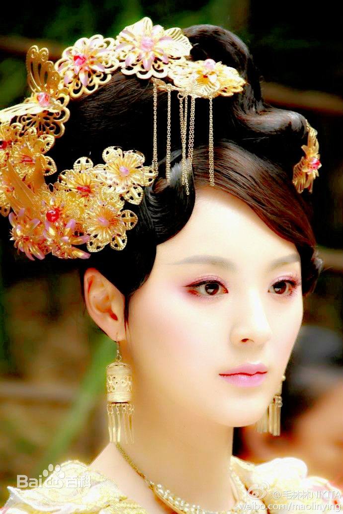 北齐妖妃冯小怜当着满朝文武的面,褪去罗衫,玉体横陈在长台上