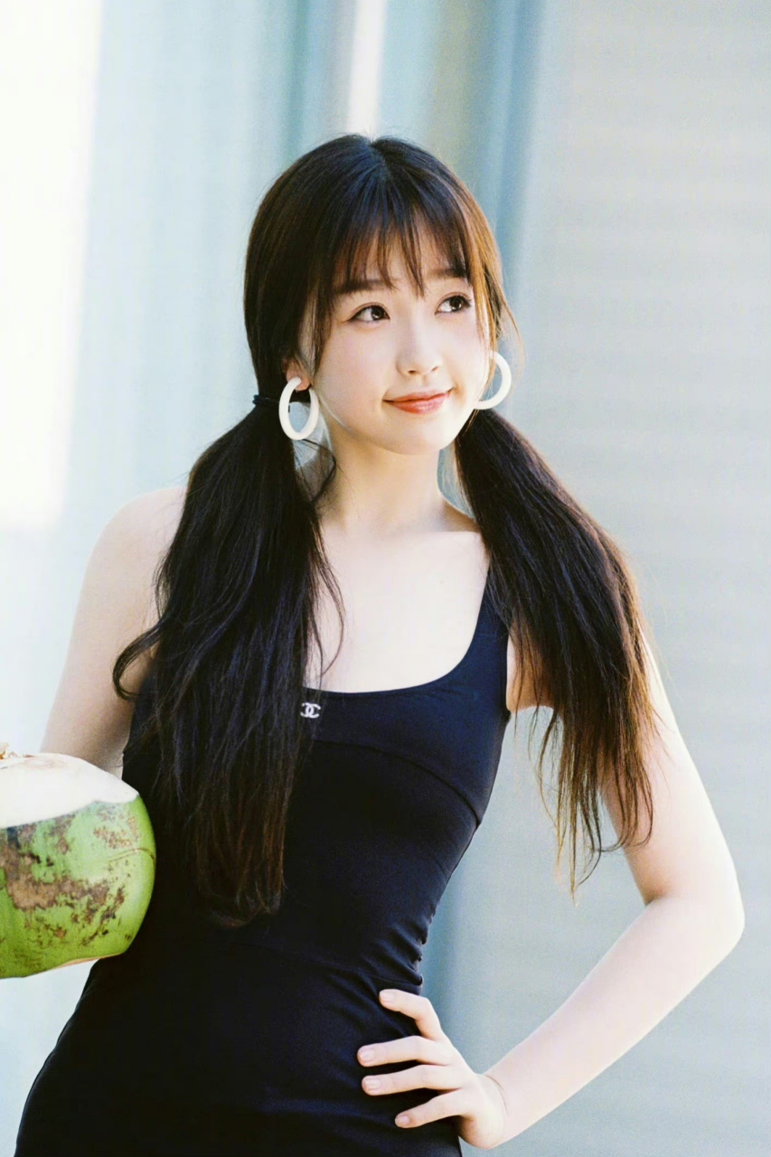 虞书欣瘦了更像"尤物女神",身穿细肩带连衣裙,身材曲线太抢镜  相信