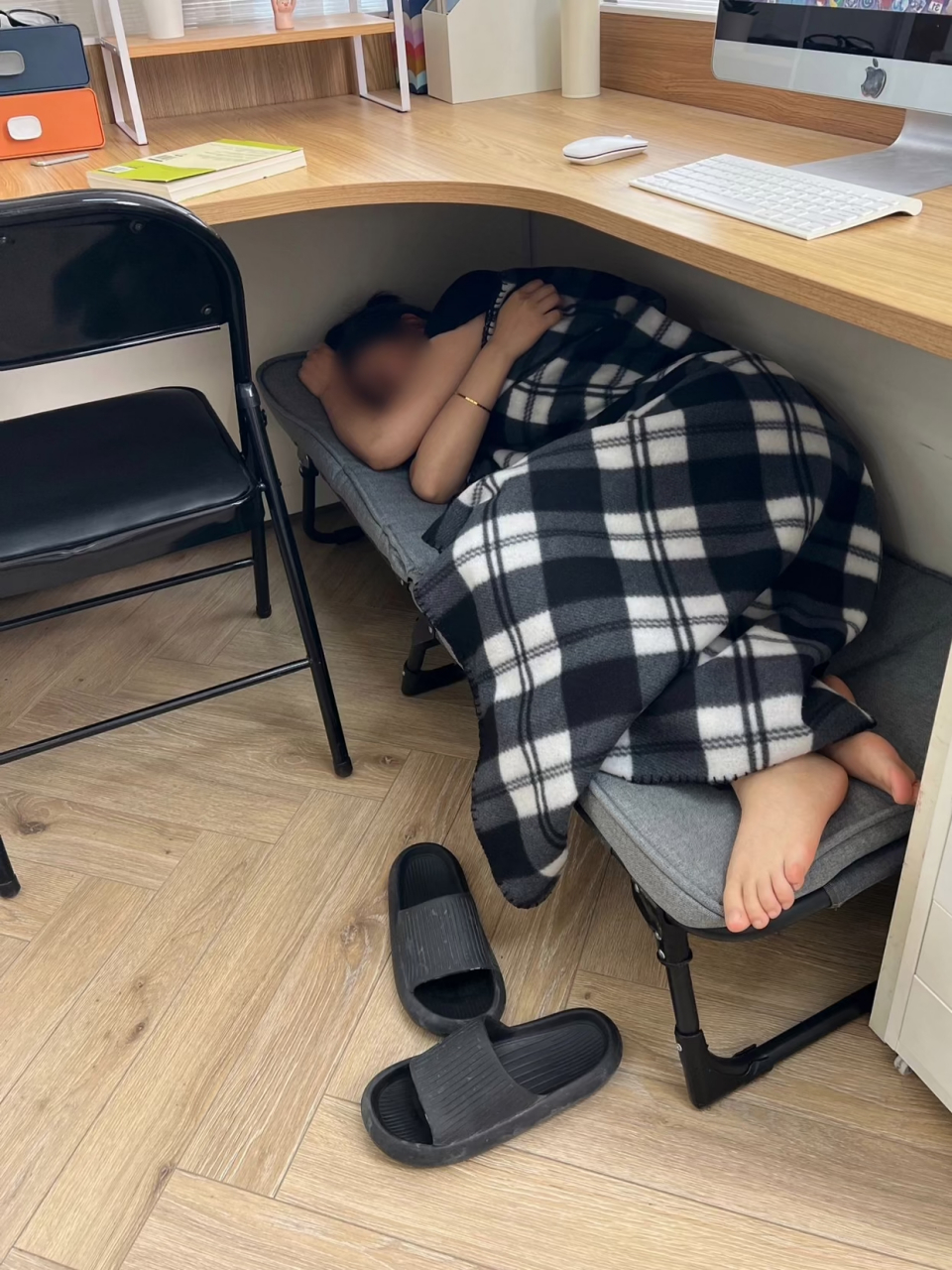 同事每天中午都会躲在工位这里睡觉,关键是她脚臭又打呼噜