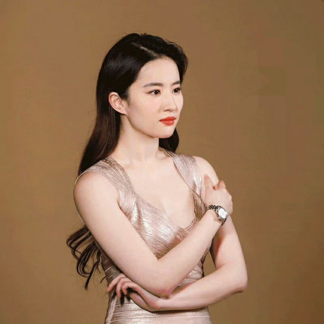 刘亦菲穿修身包臀裙,身材凹凸有致,大秀傲人事业线.