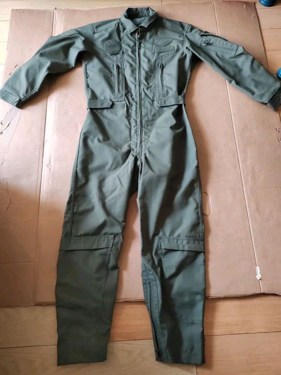 空军最新式飞行服,看看怎么样,一体式,各个部位都有