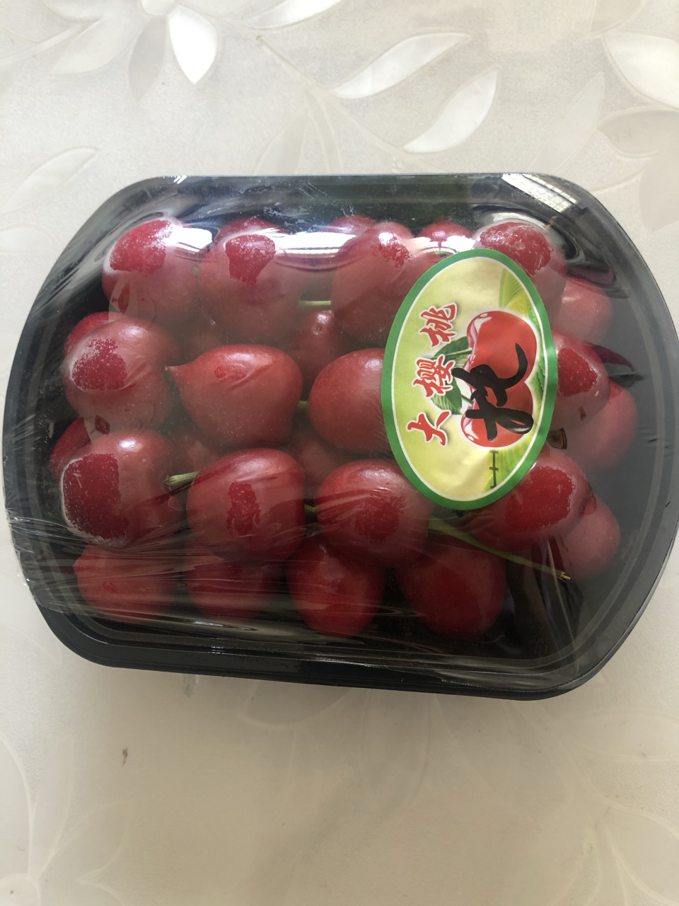 今天女儿在吉美买了两盒樱桃90,樱桃看上去挺新鲜,个头也挺大,到家