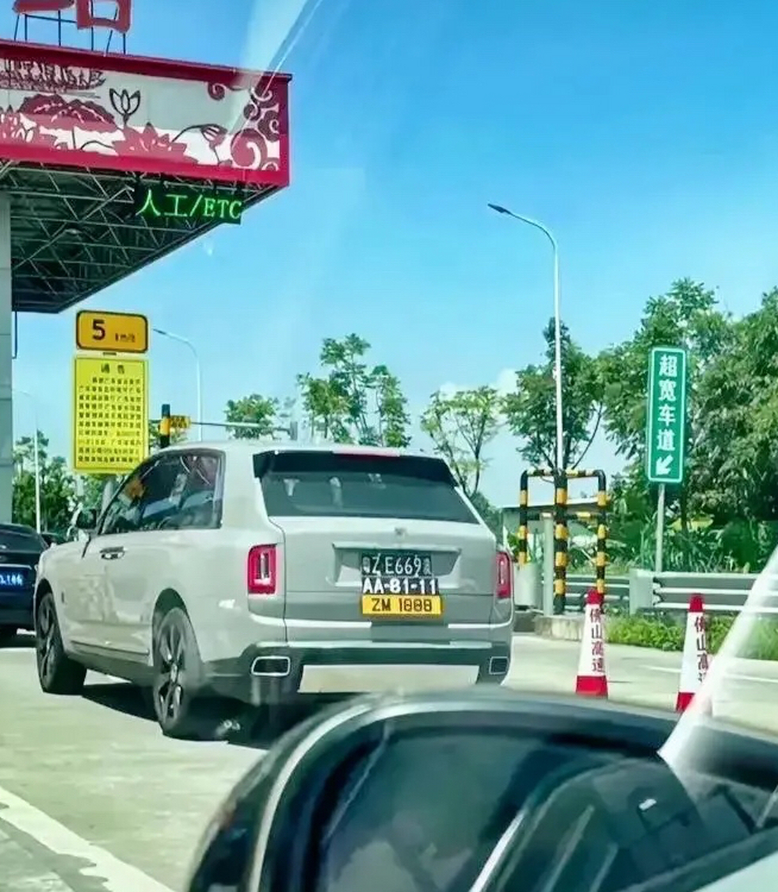 路上看到的,为什么他的车有三个车牌?感觉好厉害的样子