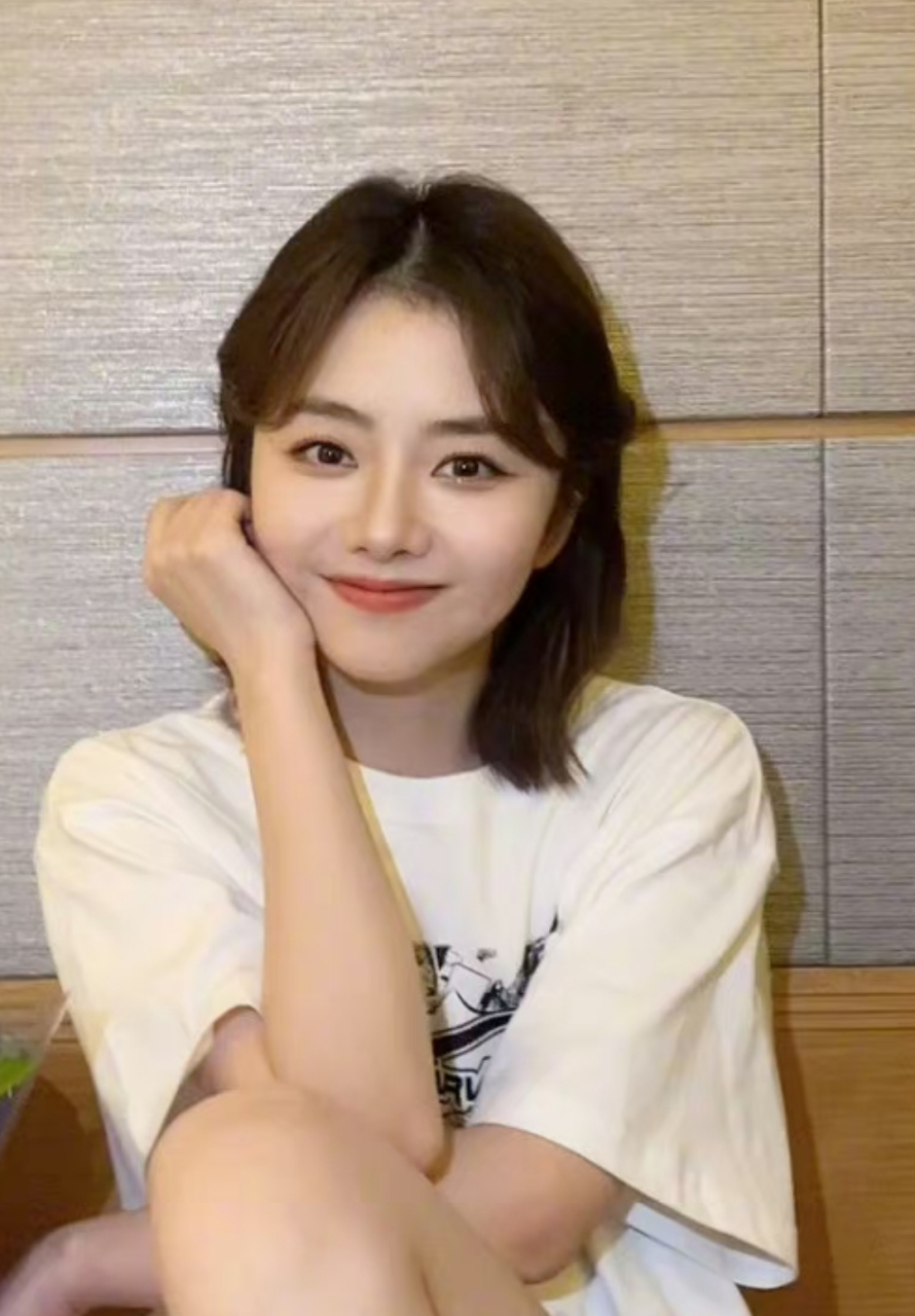 谭松韵参加活动晒休息室自拍照,主办方送的鲜花就在旁边,她特意把花拍