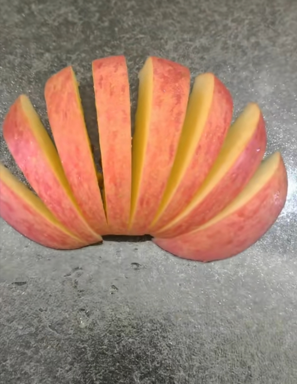 越来越喜欢华为的标志了,原来是把苹果切成了八瓣!这设计霸气十足!