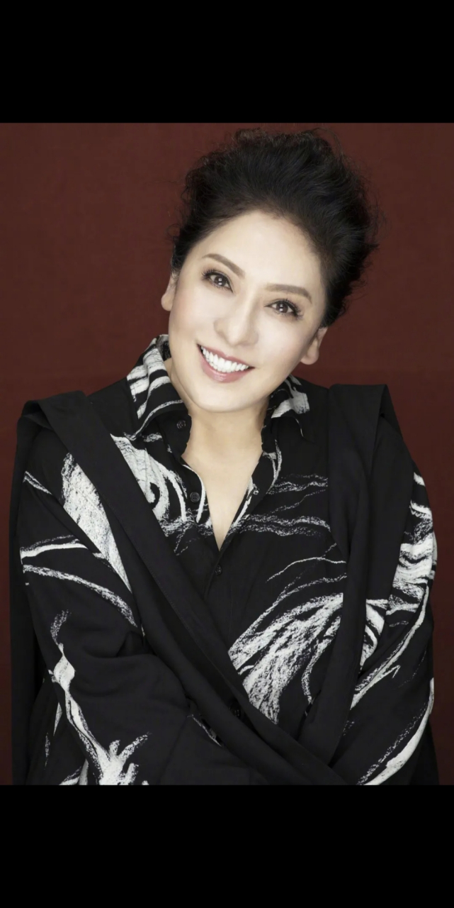 向太邀请关芝琳商谈一个200万的广告,但在见面时,她给关芝琳泼了一杯