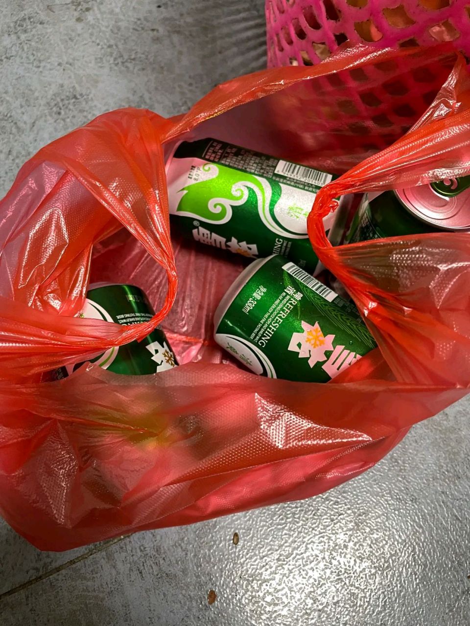 叫我去喝酒,没想到他竟然拿这些东西来招待我,白白浪费了我的几瓶啤酒