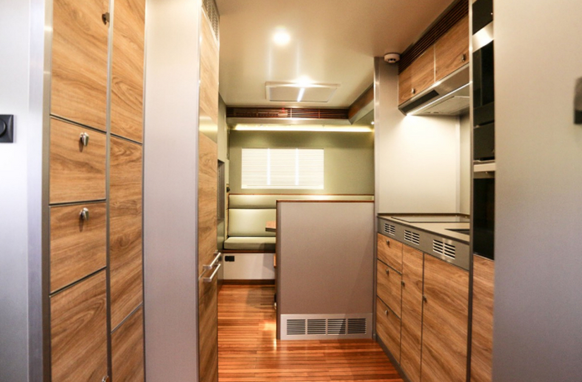 平行进口征服者德国曼越野房车8x8