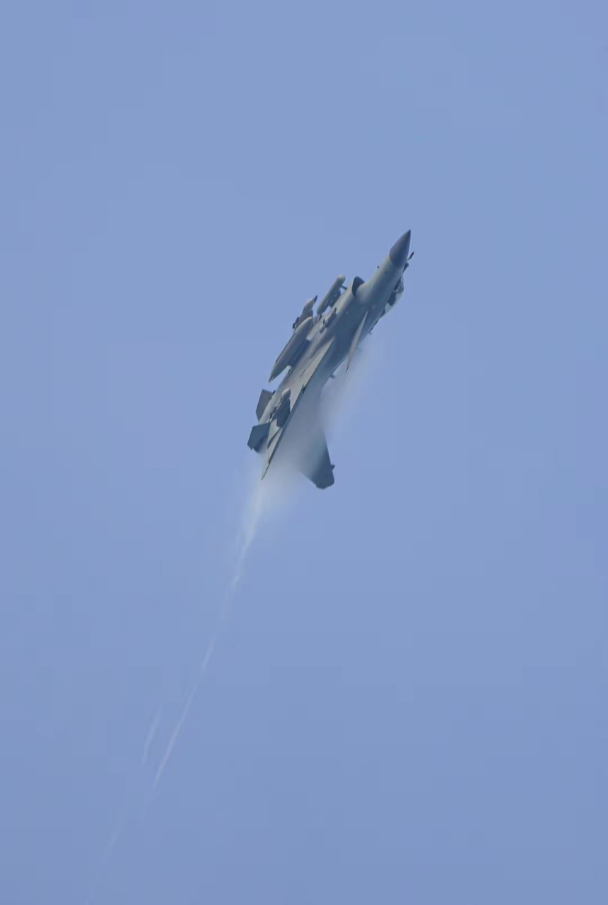 歼-10的普加乔夫眼镜蛇机动