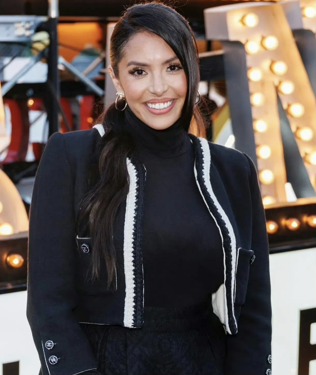 科比妻子瓦妮莎近照,41岁的她身穿黑衣出席品牌活动,依旧是脸小又精致