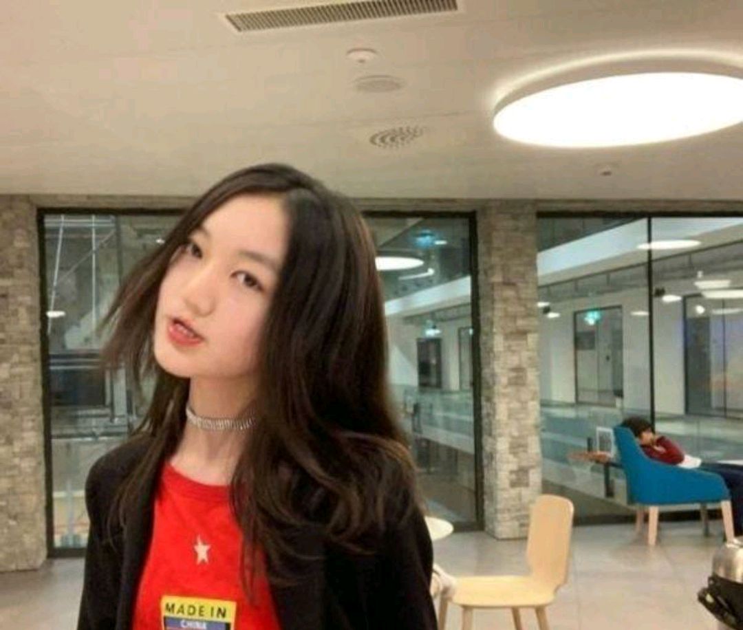 王菲女儿李嫣和汪峰女儿小苹果现身名媛派对,打扮成熟不似同龄
