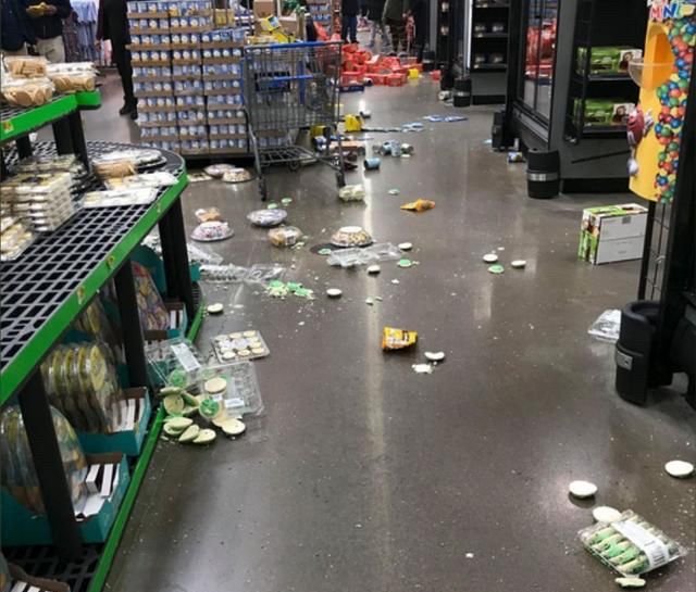 五名男子持械打砸超市
