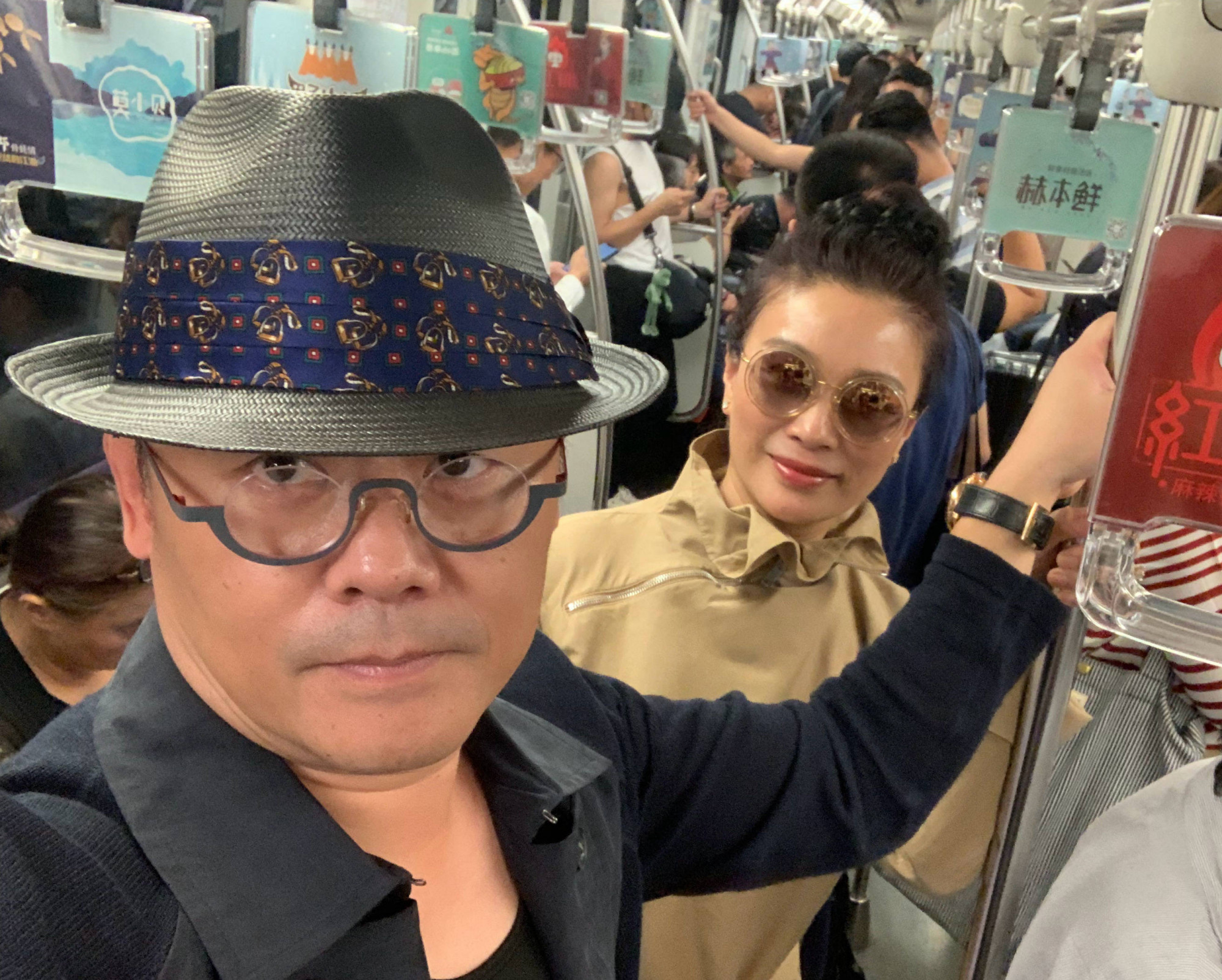 周立波新眼镜帅气十足,和胡洁坐地铁环保出行