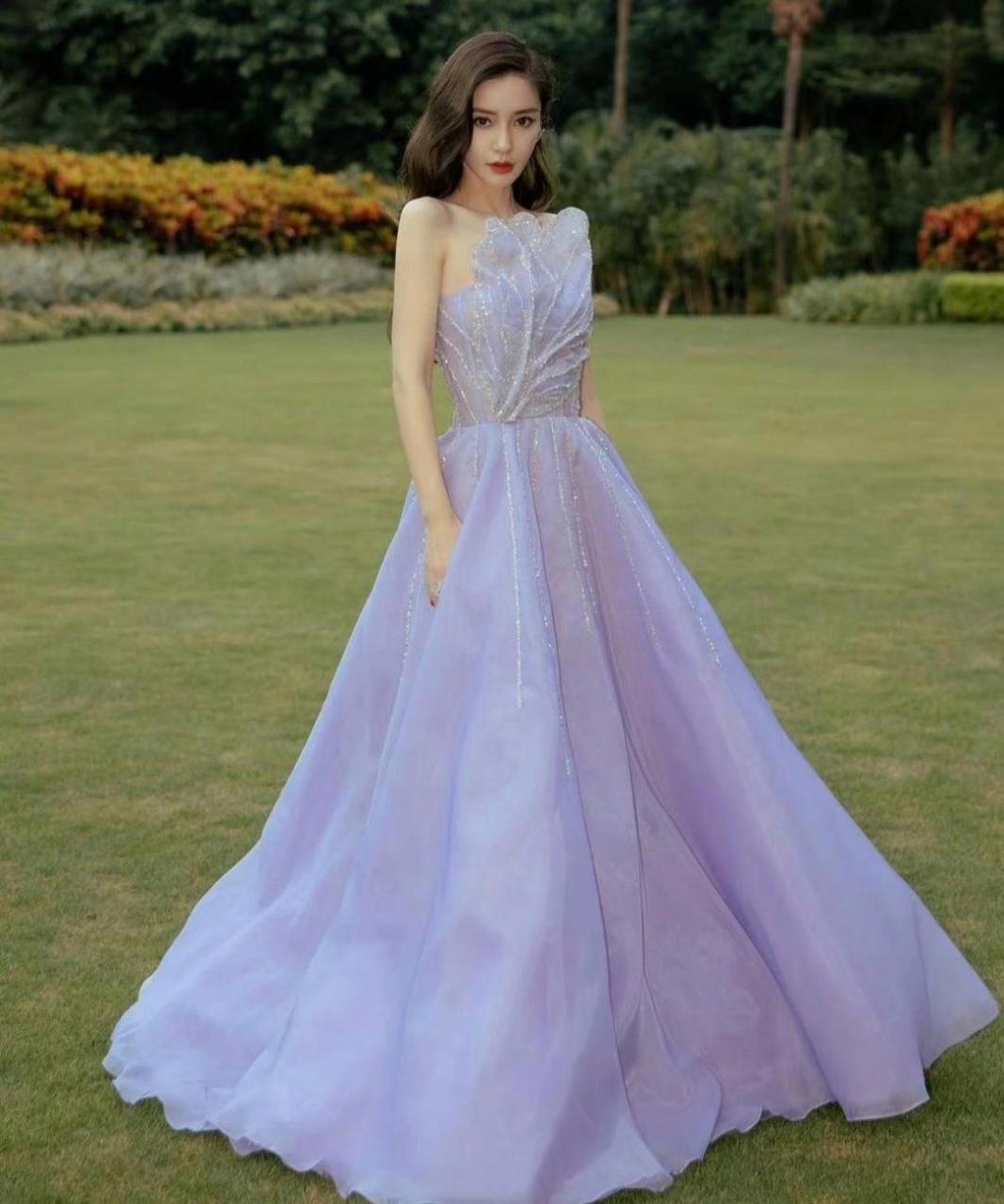 杨颖这一身紫色礼服大气又有风格,抹胸花瓣设计,简直太美了