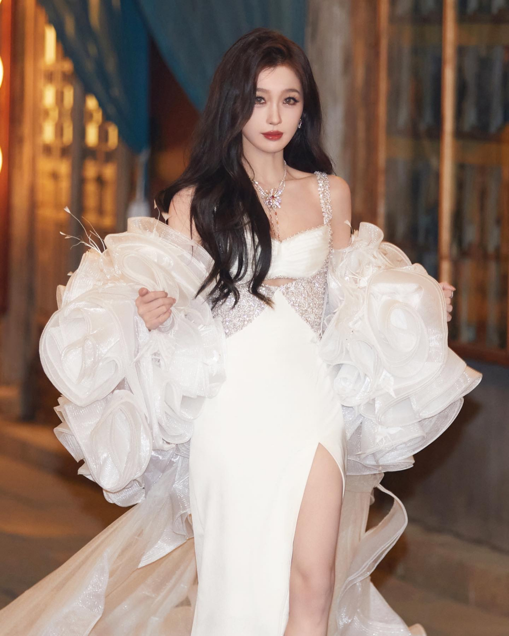 虞书欣:黑色露肩修身晚礼服,带一点蕾丝边,白色的则是大荷叶边袖子