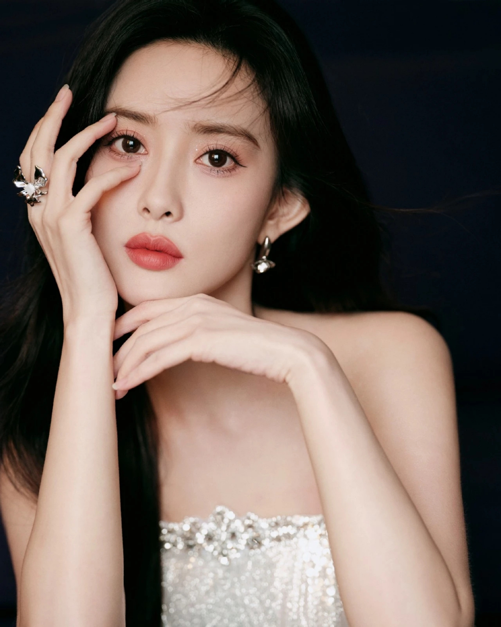 耳环而戒指有着亮眼的质感. #明星穿搭# #明星动态# #孟子义