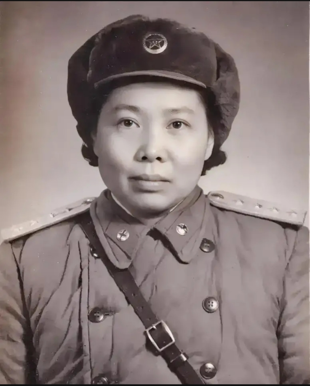这是1955年,一名"开国大尉"罕见的留影,面对镜头她看起来精气神十足