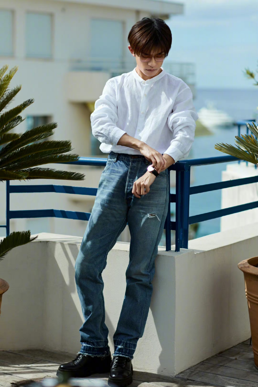 易烊千玺戛纳行随拍图集,白衬衫,牛仔裤简单造型亮相,海岸边的轻松
