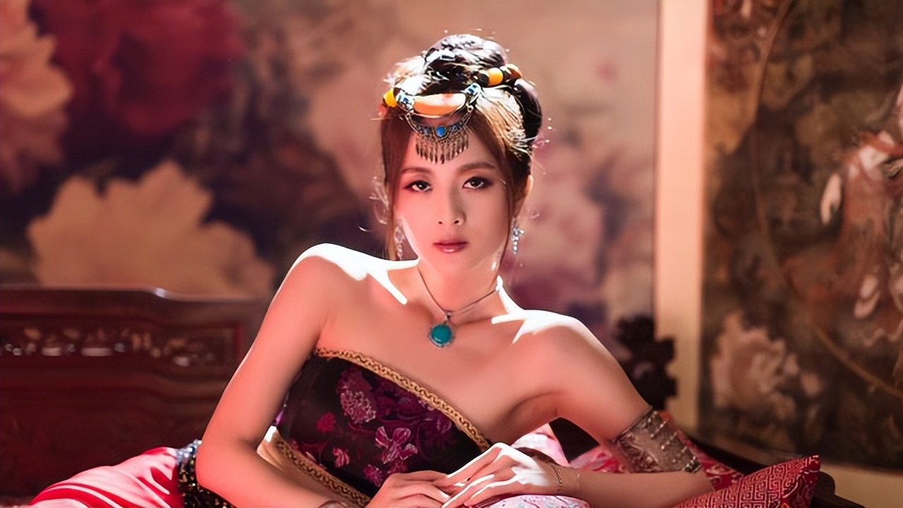 北齐妖妃冯小怜当着满朝文武的面,褪去罗衫,玉体横陈在长台上