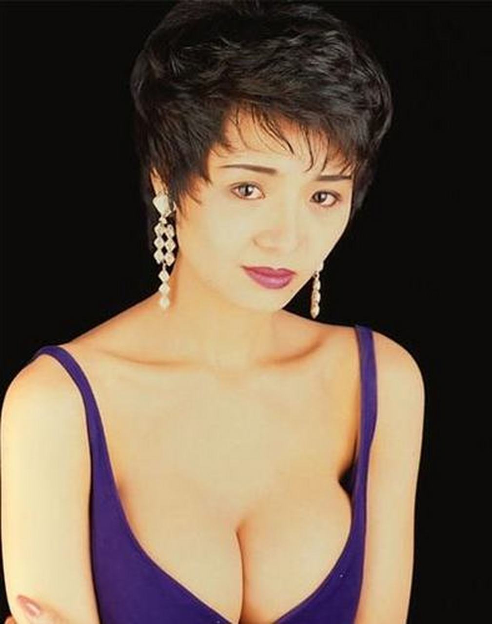 港片性感尤物叶子楣多年前就穿豹纹衣了