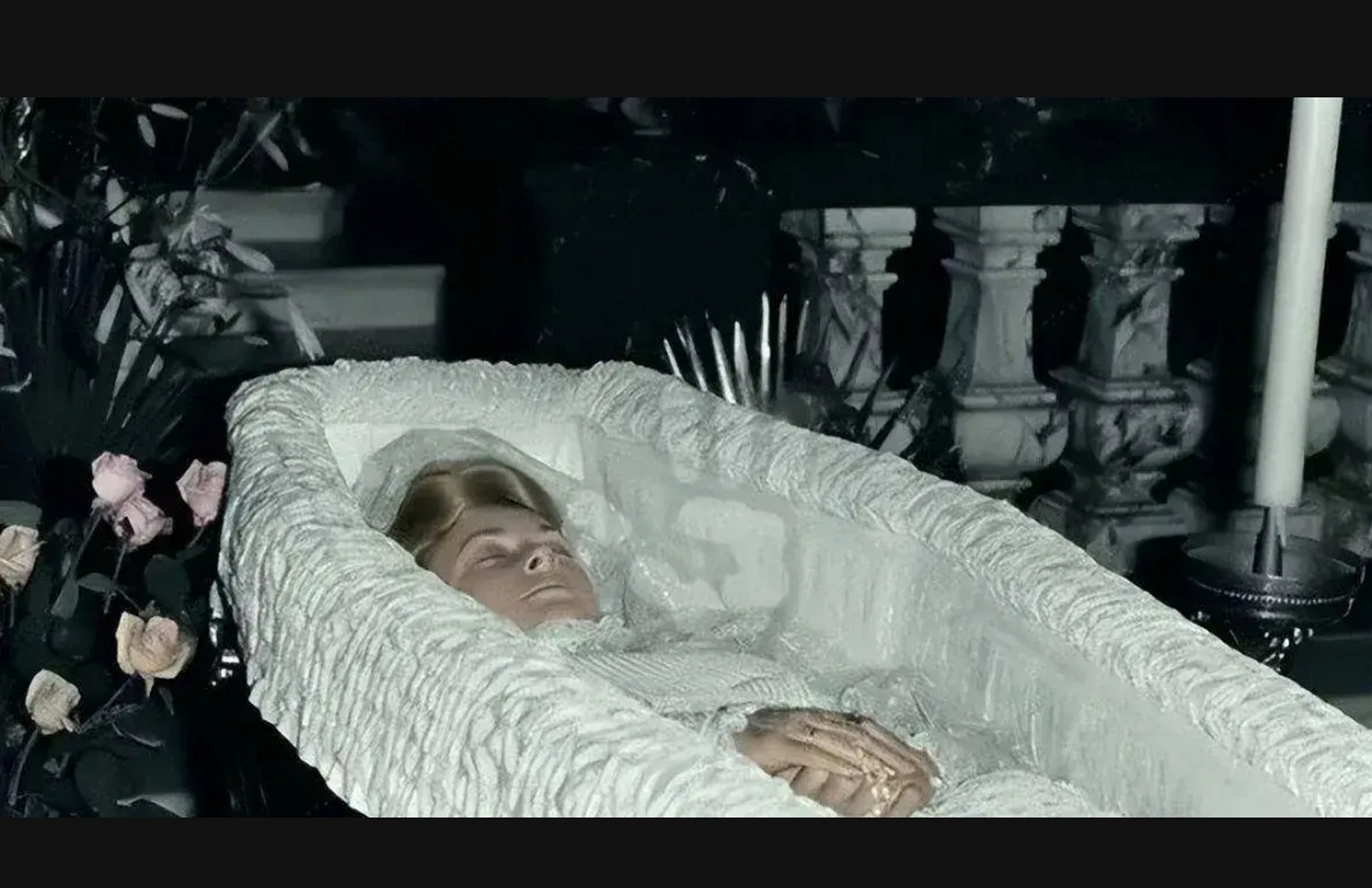 1997年,戴安娜王妃,一张罕见的遗容,照片中的她躺在洁白的棺材当中
