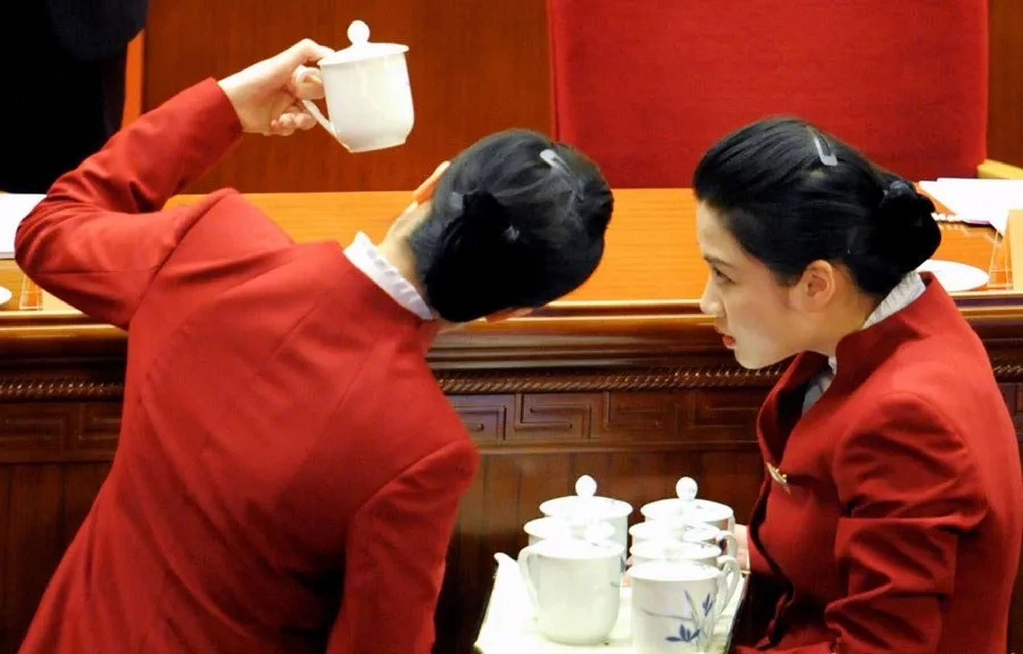 最近,一张给领导倒茶的图片非常火,引来网友热议.