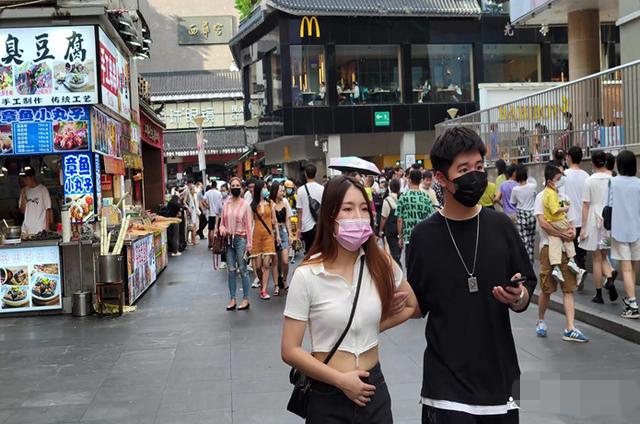 成都军区副司令员傅秉耀路经古镇遭遇歹徒挑衅,将军说:你们欠揍