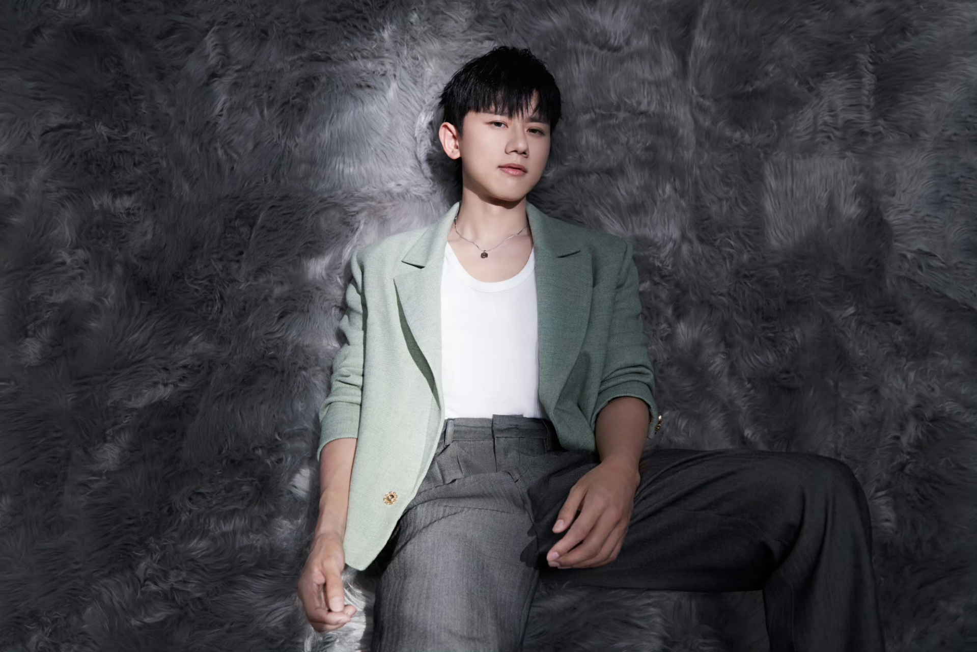 张杰绿西装清爽干净,帅气十足