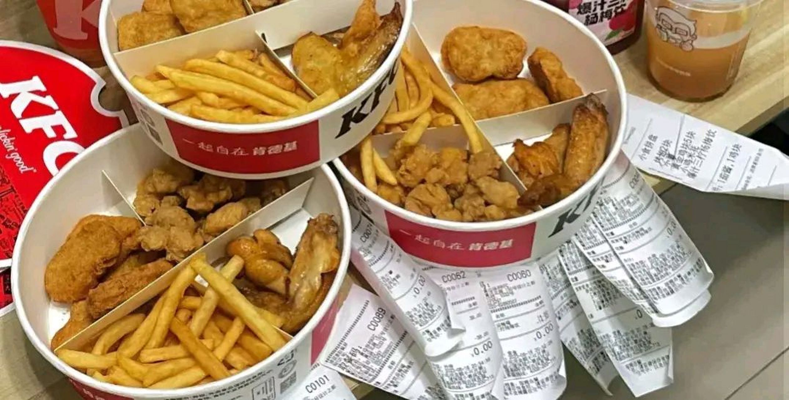 昨晚我们一家四口去吃肯德基的夜宵自助了,55元的畅吃,19元的畅喝,很