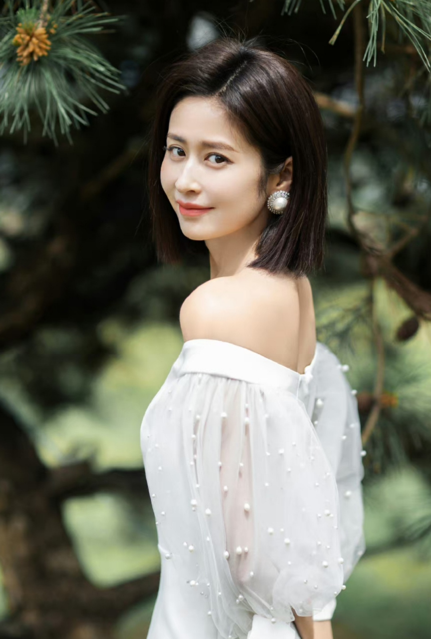 颖儿受邀到品牌总部参观,一袭白裙配高跟鞋气场全开,时尚又优雅.